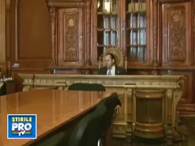 Parlamentarii isi sprijina coatele pe mobilier de patrimoniu