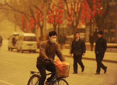 Peste 300 de milioane de chinezi, chinuiti de o teribila furtuna de nisip