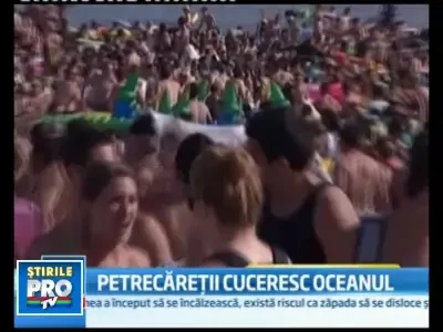 Li s-a interzis consumul de alcool pe plaja asa ca au inceput sa bea in apa