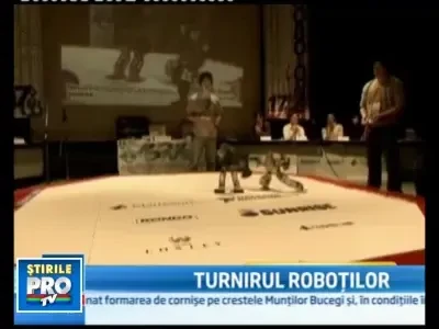 Campionat razboinic intre robotei de 20 de centimetri inaltime, in Japonia