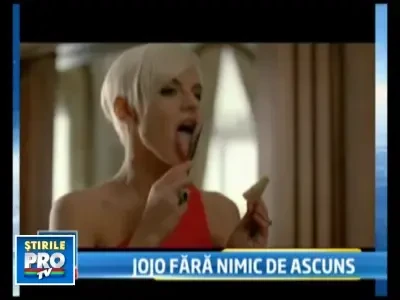 Jojo se dezbraca de haine si inhibitii in POKER