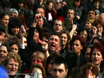 60.000 de profesori au depus petitii la minister pentru lefuri marite