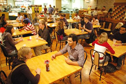 Un fotomodel si-a deschis site de intalniri online, ca sa-si gaseasca perechea. "Oamenii nu ma cred ca nu-mi pot gasi iubit"