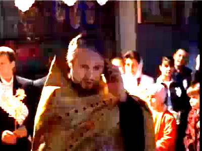 Un preot la cununie: “Doamne milu... Alo! Ai facut pana? Acum si purureaaa"