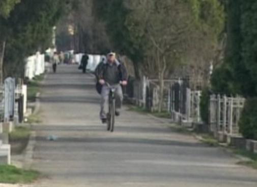 Plimbare pe taramul mortilor! In lipsa de parcuri, ne relaxam printre cruci