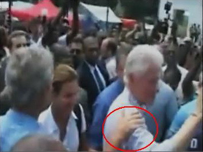 GAFA! George Bush filmat cand isi stergea mana pe camasa lui Clinton!