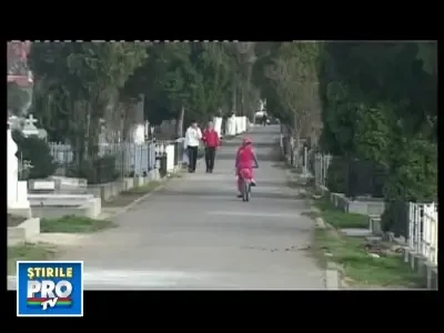 Plimbare pe taramul mortilor! In lipsa de parcuri, ne relaxam printre cruci