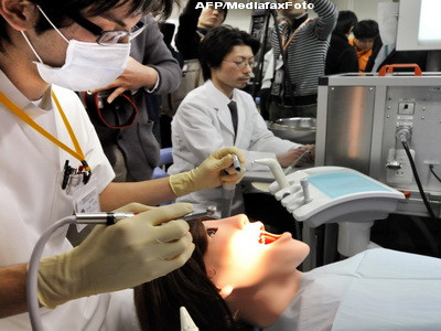 Japonezii au construit robotul care saliveaza si sangereaza!