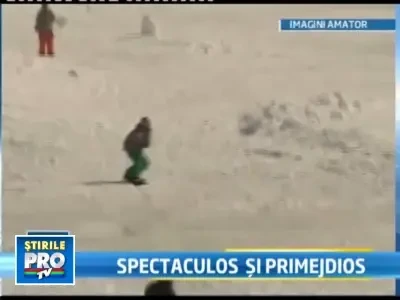 A sarit cu snowboardul peste hotelul de gheata de la Balea Lac