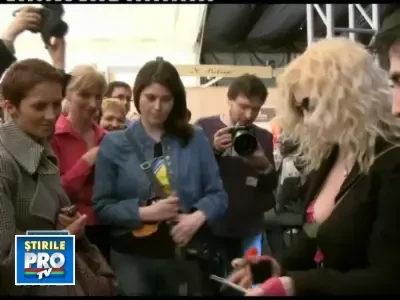 Loredana, vedeta zilei la Tagul de nunti din Piata Constitutiei!