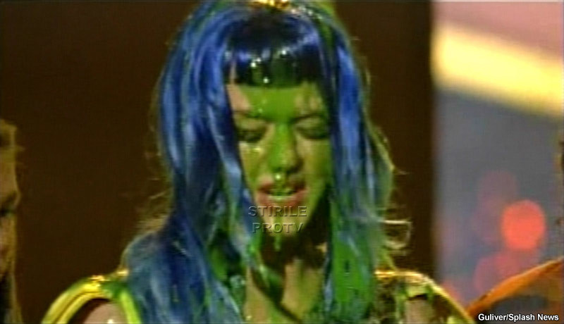 Katy Perry, improscata cu voma din cap pana in picioare!