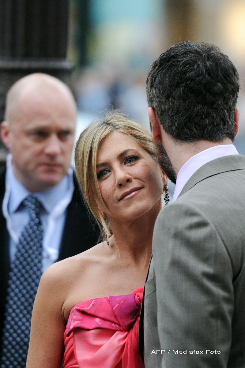Gerard Butler, cu degetul in fundul lui Jennifer Aniston!