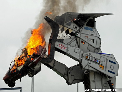 Uite-l pe ROBOSAURUS: monstrul de 30 de tone care mananca masini! VIDEO