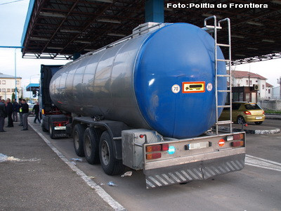 50 de afgani voiau sa fuga din Romania intr-o cisterna cu otet! Vezi FOTO