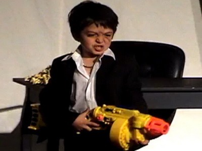 Scandalos, pe internet: copii care-l imita pe Scarface, injura si impusca!