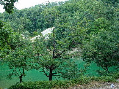 Unicat: Lacul Albastru, cel care isi schimba culoarea apei