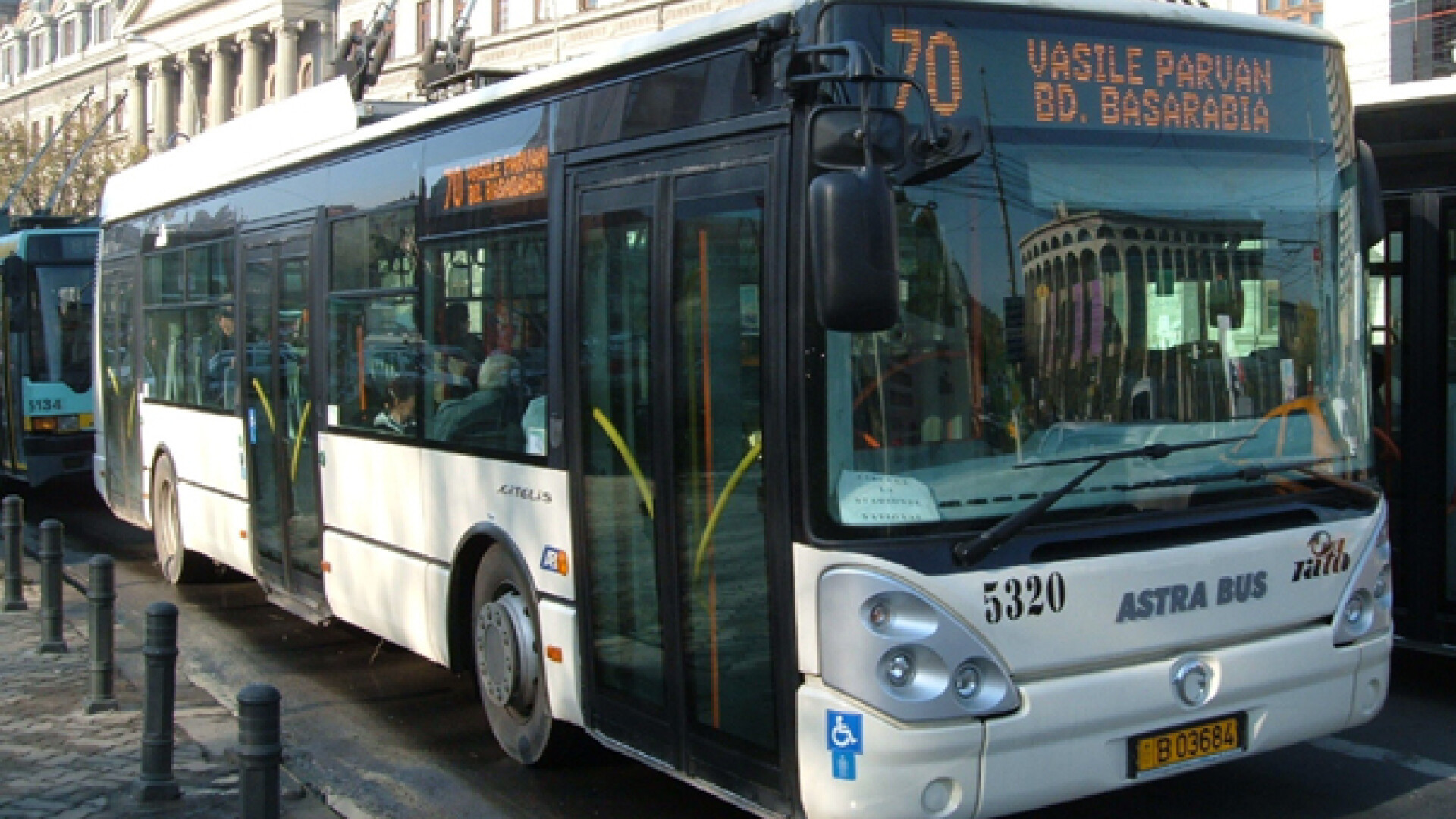 O persoana a fost calcata de troleu in zona Liceului Lazar din Capitala