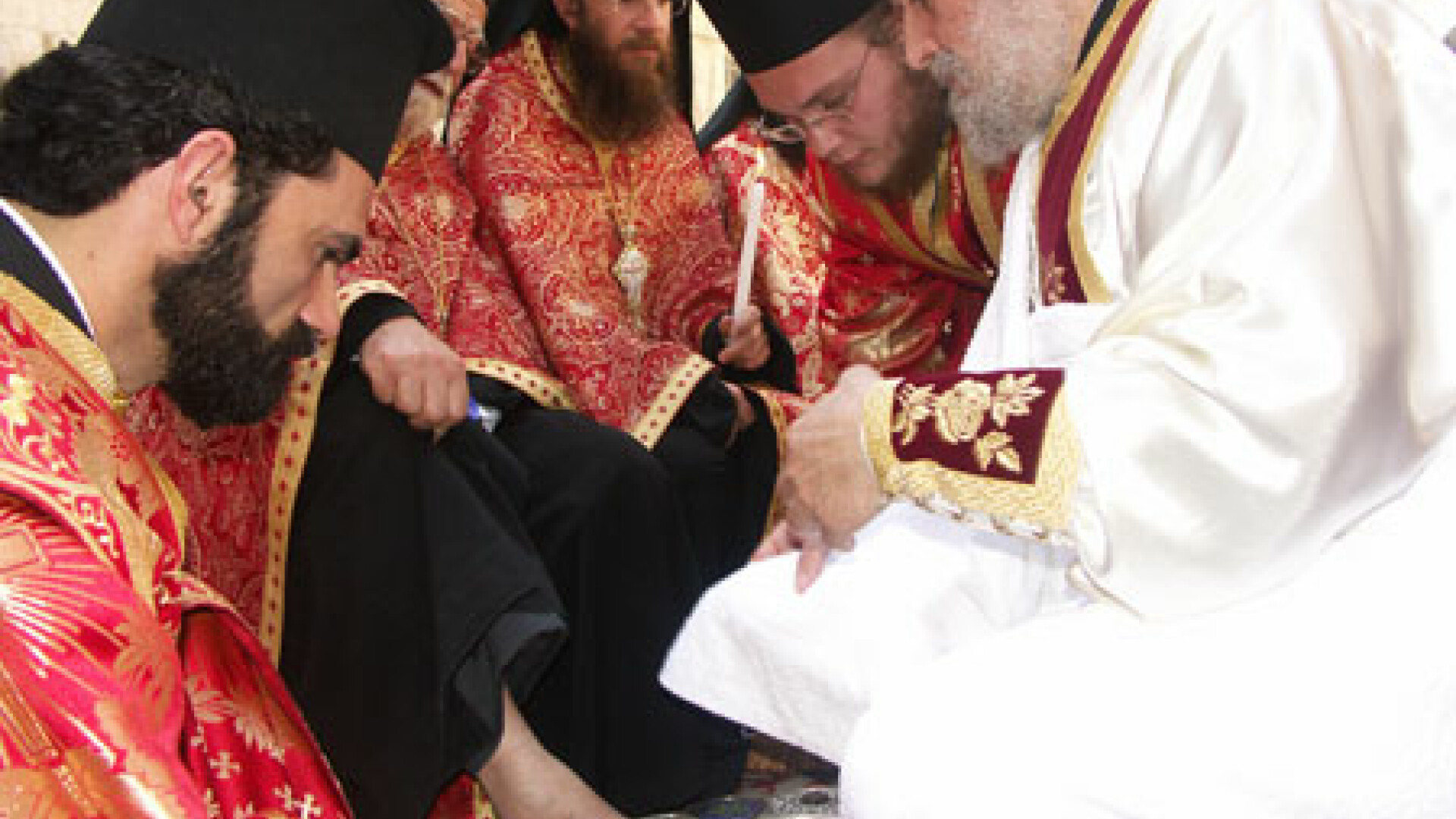 Exemplu de smerenie!Preotii le-au spalat picioarele studentilor la teologie