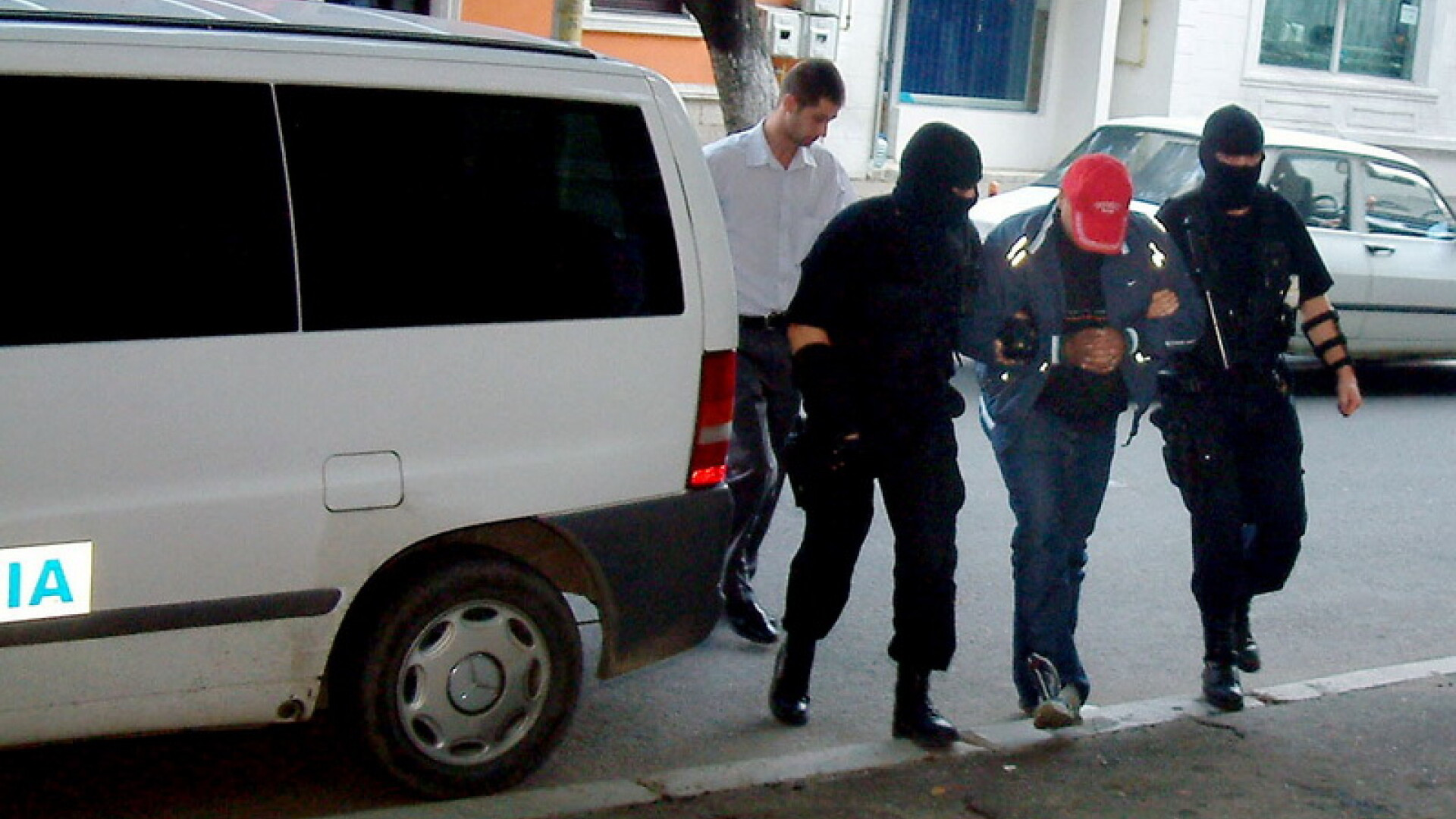 Impuscaturi in Capitala! Trei hoti retinuti dupa ce au jefuit un apartament