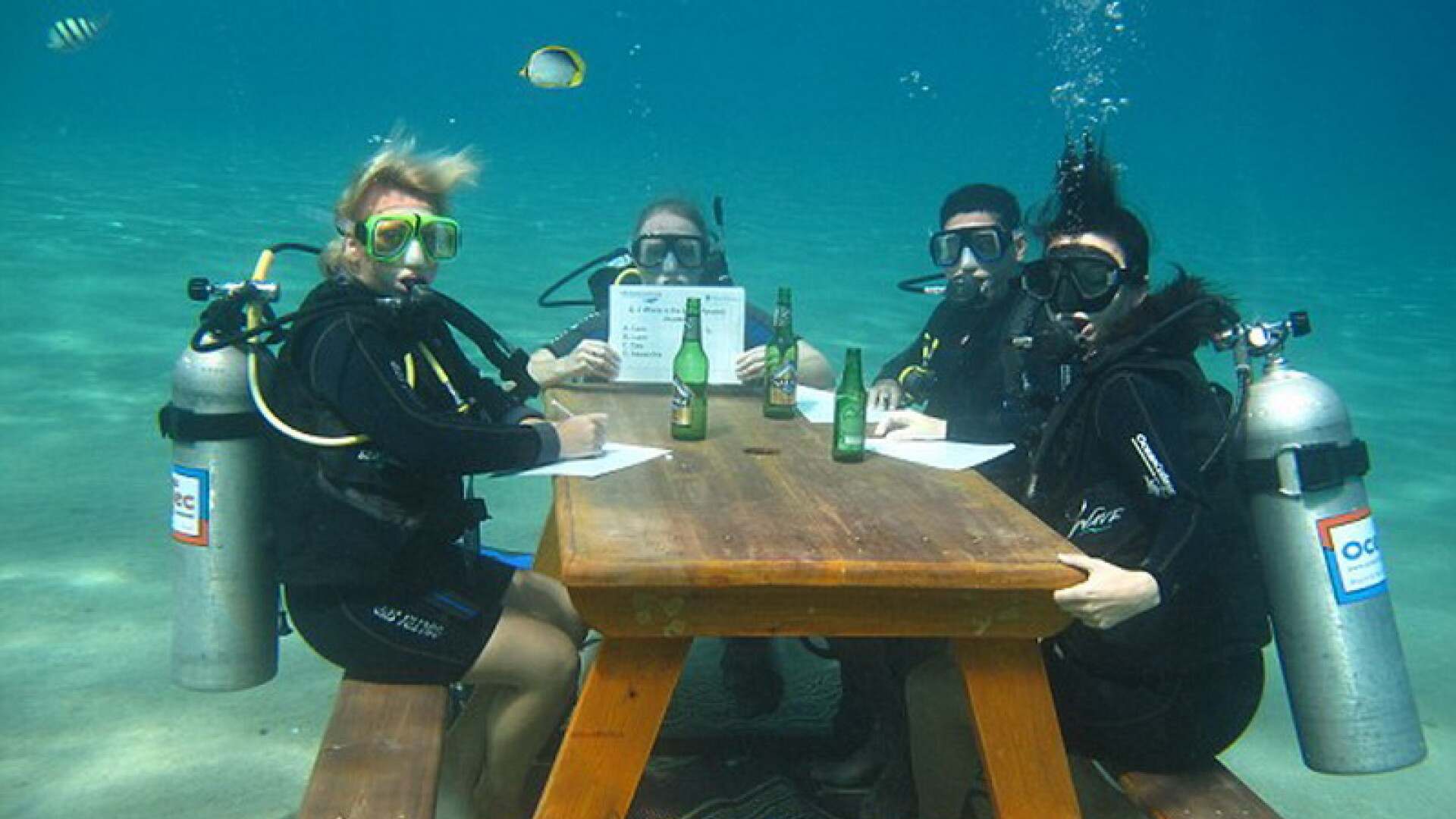 Hai la o bere! In apa, la cea mai mare adancime din lume