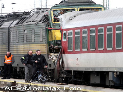 O locomotiva s-a ciocnit cu un tren! 15 raniti si 3 morti