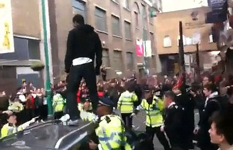 INCREDIBIL! Bataie pe reduceri la haine, in Londra: 10 politisti raniti