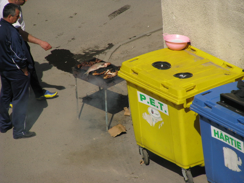 De Paste, dupa blocurile gri... la gratar langa tomberoane