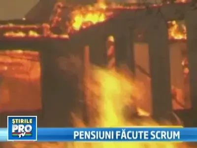 Incendiu devastator in statiunea Moeciu! Trei pensiuni, complet distruse