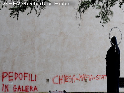 "Pedofilii la inchisoare", "Biserica=mafie=stat", graffiti pe biserici