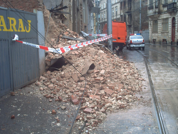 Tragedie la Oradea. Un muncitor a murit si altul a fost grav ranit de un zid prabusit peste ei