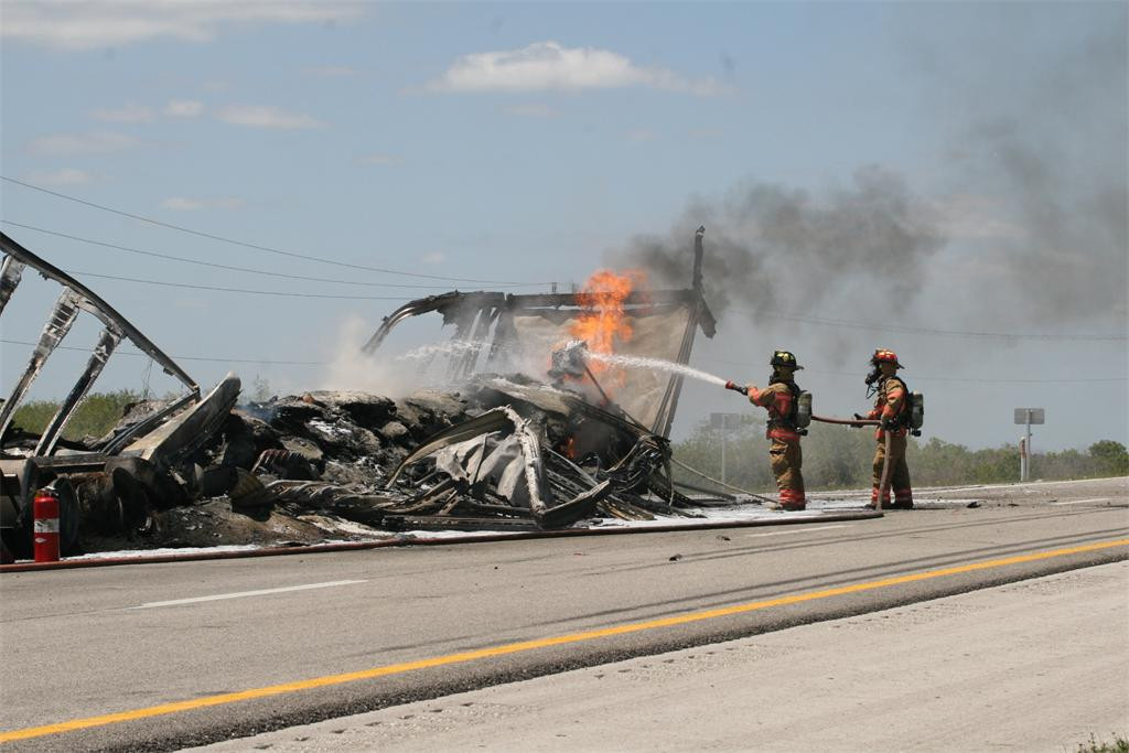 Incendiu la bordul unui iaht in largul coastei Florida