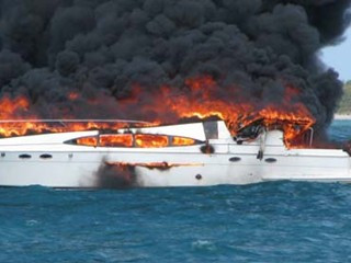 Un yacht de 20 de metri a ars complet intr-un incendiu devastator