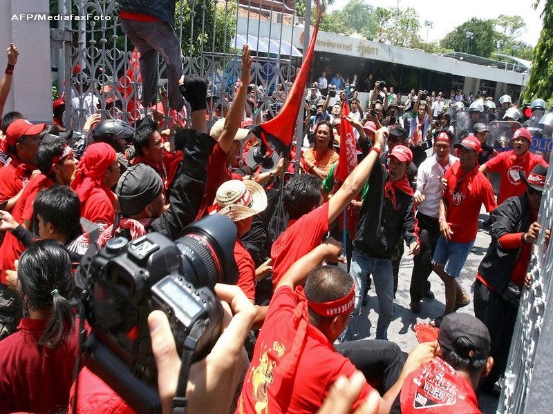 35 de morti si 239 de raniti! Bilantul oficial la violentelor din Thailanda