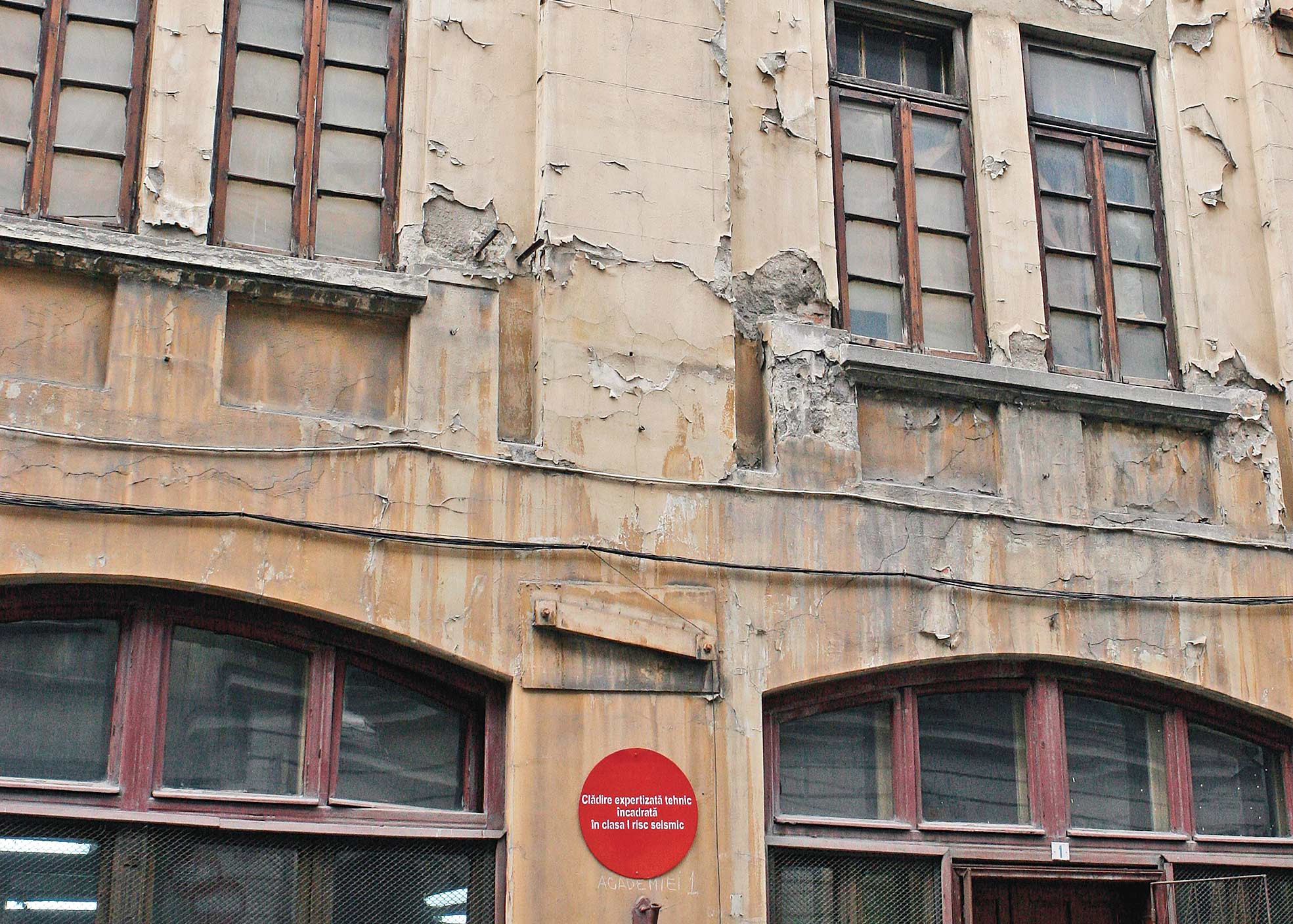 Cladirile din centrul Capitalei, o ruina! Chiar daca Primaria da amezi