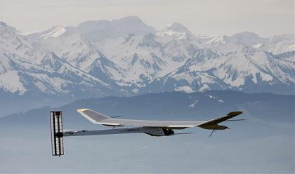 Primul zbor al unui avion alimentat cu energie solara, un succes!