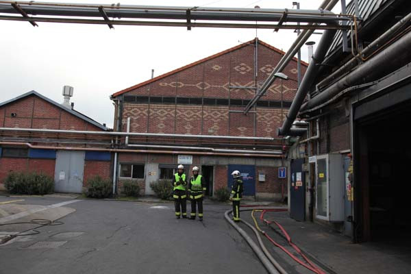 Un mort si 12 raniti in urma unui incendiu violent la o uzina din Paris