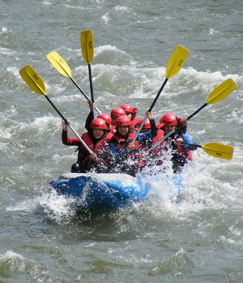 Ai chef de adrenalina? Se redeschide sezonul de rafting in Romania
