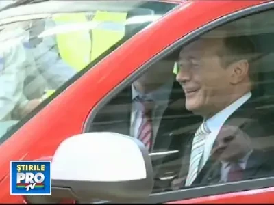 Traian Basescu si-a luat Dacia Duster! Sotia a platit 17.400 de euro