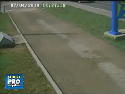 IMAGINI SOCANTE! Motociclist spulberat de un microbuz