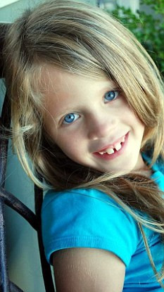 Cel mai tanar caz de suicid! S-a omorat pentru ca au pedepsit-o parintii!