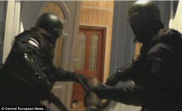 DailyMail: "Cartea de vizita" a Romaniei, traficantii romi din Tandarei