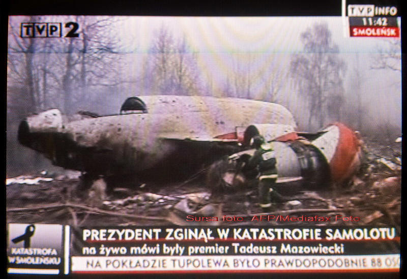 Minutele tacerii in fata Palatului prezidential din Varsovia!