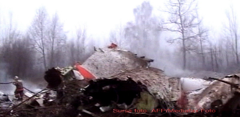 Avionul prezidential polonez s-a lovit de copaci la 1 km distanta de pista!