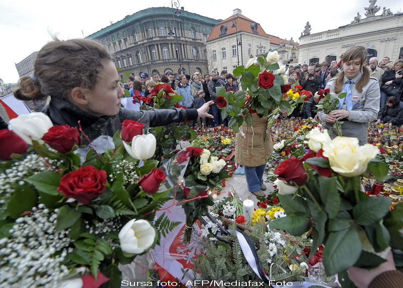Un magazin de drapele a fost luat cu asalt de polonezii aflati in doliu!