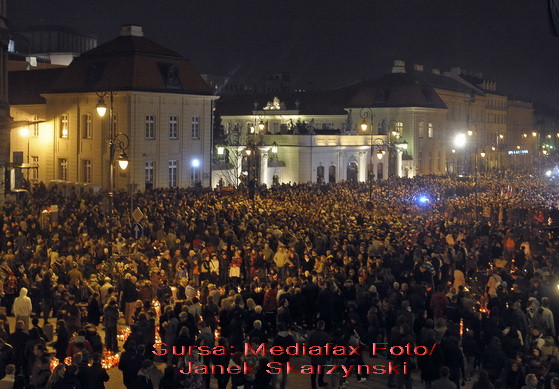 Noaptea plangerii! Altar de flori si lumanari in memoria liderilor polonezi