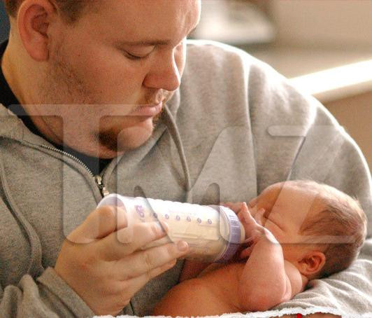 Primele imagini cu bebelusul nascut de un barbat!