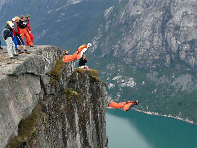 Nu incercati asa ceva acasa! Base jumping de pe cele mai inalte stanci!