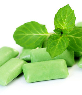 Noul trend in moda? Rochia de bal din ambalaje de guma de mestecat!