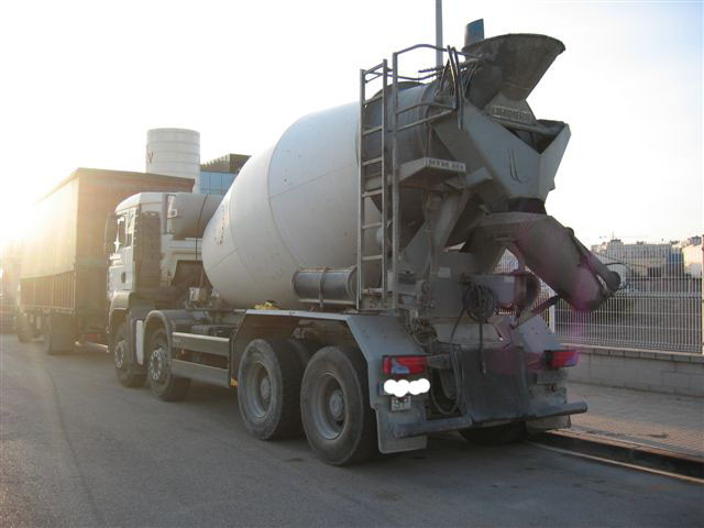 Impact intre colosi! O betoniera si un microbuz s-au ciocnit pe DN1