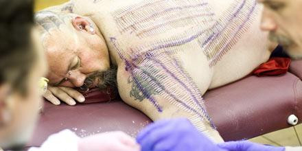 Dureros de nebun! Si-a facut 1.501 piercinguri intr-o zi!